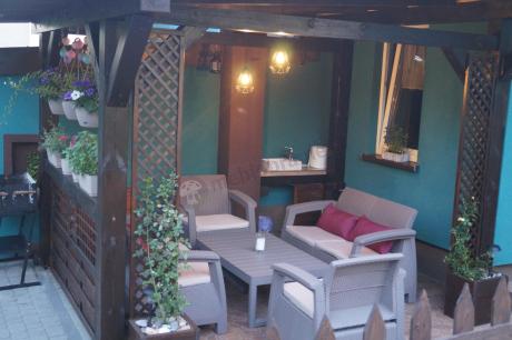 Beżowy komplet ogrodowy z podnoszonym stołem