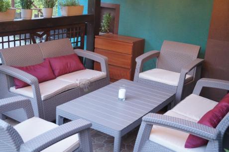 Beżowy komplet ogrodowy z podnoszonym stołem