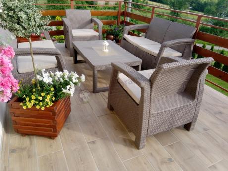 Beżowy komplet ogrodowy z podnoszonym stołem