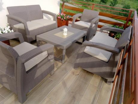 Beżowy komplet ogrodowy z podnoszonym stołem