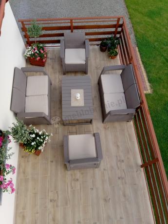 Beżowy komplet ogrodowy z podnoszonym stołem