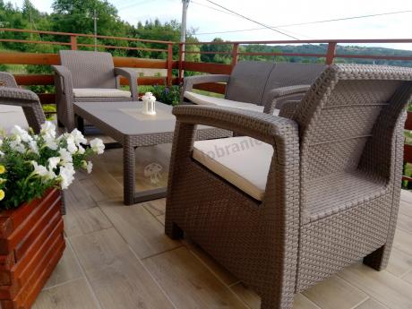 Beżowy komplet ogrodowy z podnoszonym stołem