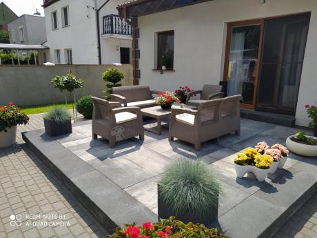 Beżowy komplet ogrodowy z podnoszonym stołem