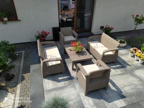 Beżowy komplet ogrodowy z podnoszonym stołem