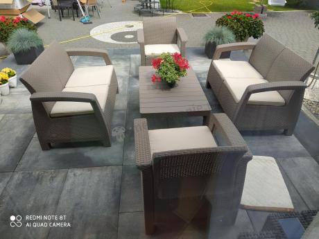 Beżowy komplet ogrodowy z podnoszonym stołem