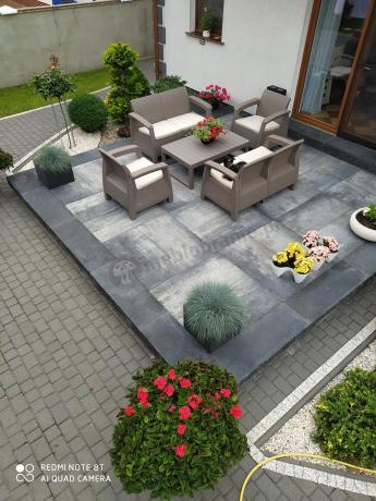 Beżowy komplet ogrodowy z podnoszonym stołem