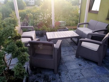 Beżowy komplet ogrodowy z podnoszonym stołem