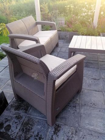 Beżowy komplet ogrodowy z podnoszonym stołem