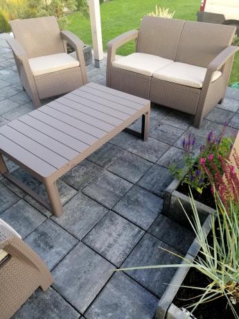 Beżowy komplet ogrodowy z podnoszonym stołem