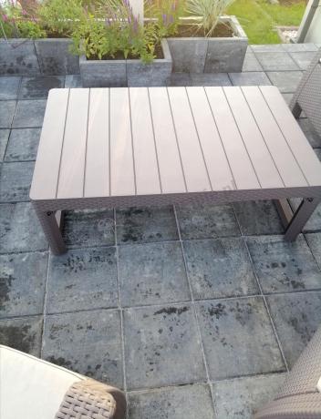 Beżowy komplet ogrodowy z podnoszonym stołem