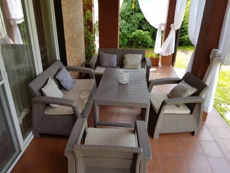 Beżowy komplet ogrodowy z podnoszonym stołem