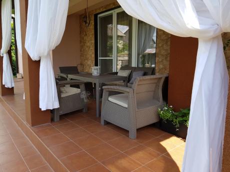 Beżowy komplet ogrodowy z podnoszonym stołem