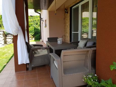 Beżowy komplet ogrodowy z podnoszonym stołem