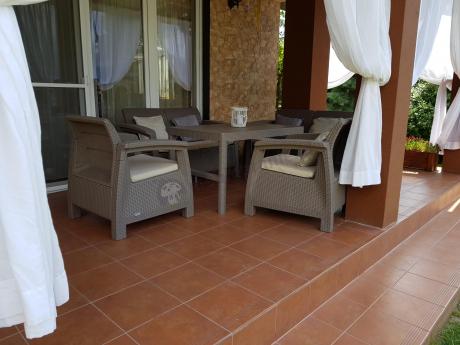 Beżowy komplet ogrodowy z podnoszonym stołem