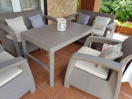 Beżowy komplet ogrodowy z podnoszonym stołem