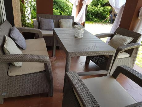 Beżowy komplet ogrodowy z podnoszonym stołem