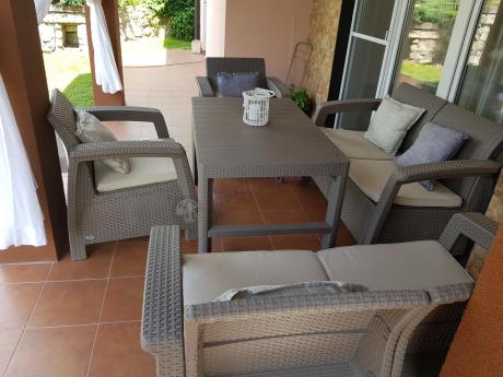 Beżowy komplet ogrodowy z podnoszonym stołem