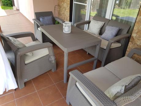 Beżowy komplet ogrodowy z podnoszonym stołem