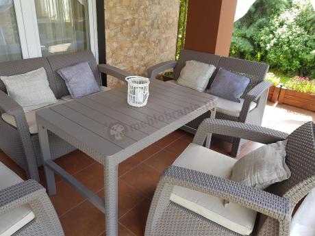 Beżowy komplet ogrodowy z podnoszonym stołem