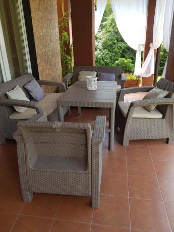 Beżowy komplet ogrodowy z podnoszonym stołem