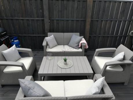 Beżowy komplet ogrodowy z podnoszonym stołem