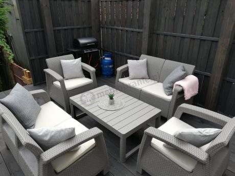 Beżowy komplet ogrodowy z podnoszonym stołem