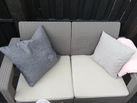 Beżowy komplet ogrodowy z podnoszonym stołem