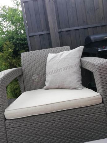 Beżowy komplet ogrodowy z podnoszonym stołem