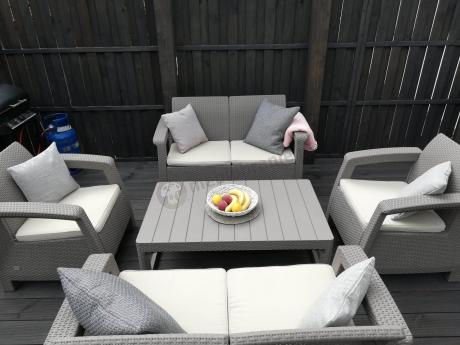 Beżowy komplet ogrodowy z podnoszonym stołem