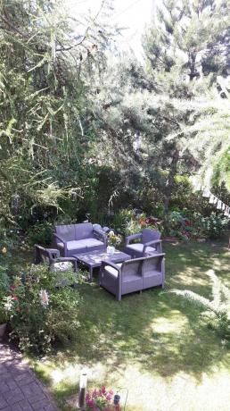 Beżowy komplet ogrodowy z podnoszonym stołem