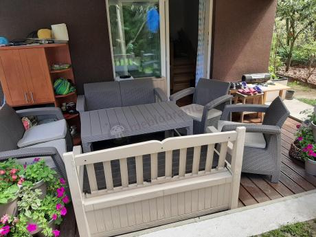 Beżowy komplet ogrodowy z podnoszonym stołem