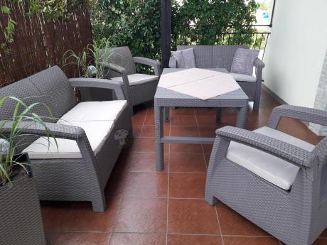 Beżowy komplet ogrodowy z podnoszonym stołem