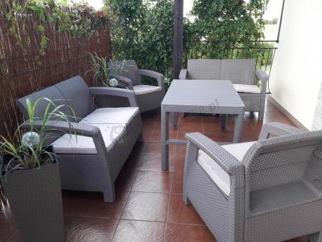 Beżowy komplet ogrodowy z podnoszonym stołem