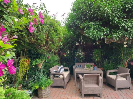 Beżowy komplet ogrodowy z podnoszonym stołem