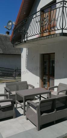 Beżowy komplet ogrodowy z podnoszonym stołem