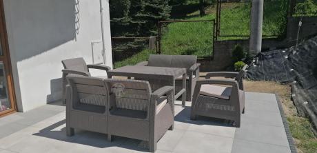 Beżowy komplet ogrodowy z podnoszonym stołem