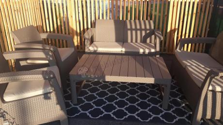 Beżowy komplet ogrodowy z podnoszonym stołem