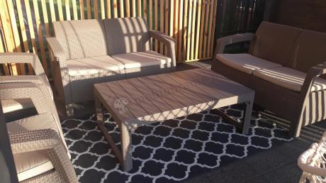 Beżowy komplet ogrodowy z podnoszonym stołem