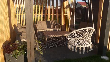 Beżowy komplet ogrodowy z podnoszonym stołem