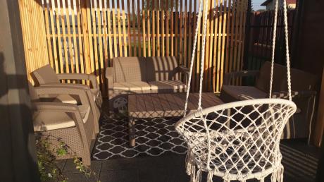 Beżowy komplet ogrodowy z podnoszonym stołem