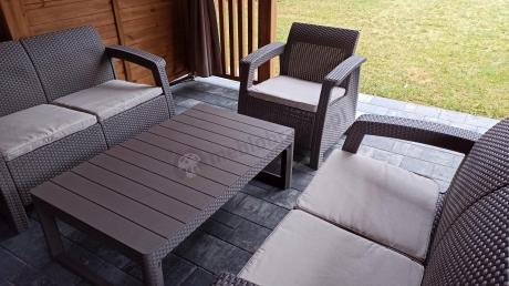 Beżowy komplet ogrodowy z podnoszonym stołem