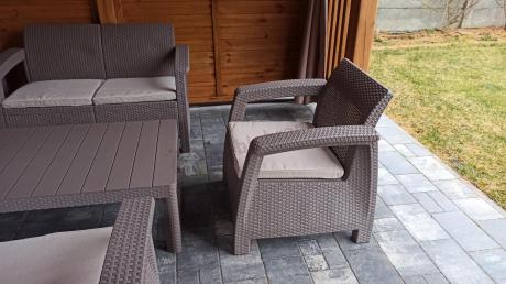 Beżowy komplet ogrodowy z podnoszonym stołem