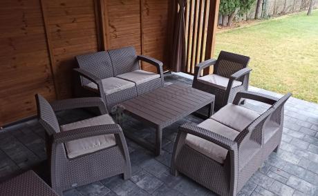 Beżowy komplet ogrodowy z podnoszonym stołem