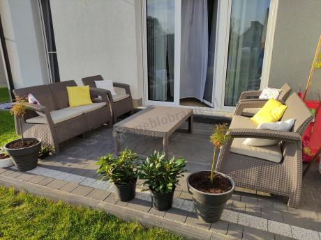 Beżowy komplet ogrodowy z podnoszonym stołem