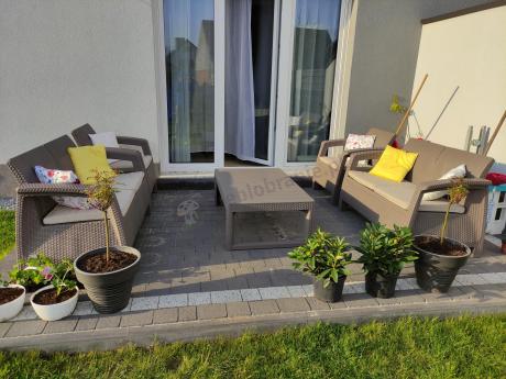 Beżowy komplet ogrodowy z podnoszonym stołem