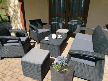 Komplet ogrodowy Corfu Set Box Max z pufami