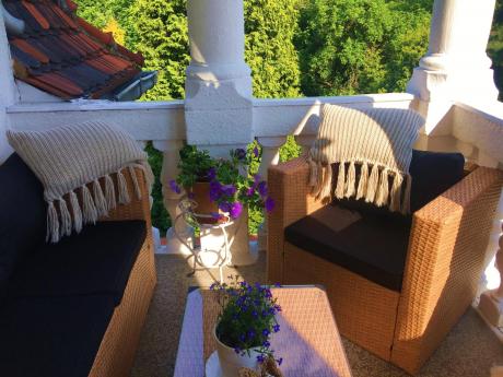 Komplet ogrodowy z sofą trzyosobową i fotelami