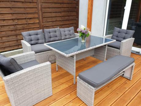 Szare meble tarasowe z wysokim stołem