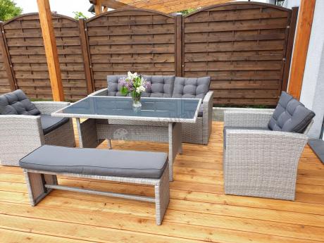 Szare meble tarasowe z wysokim stołem