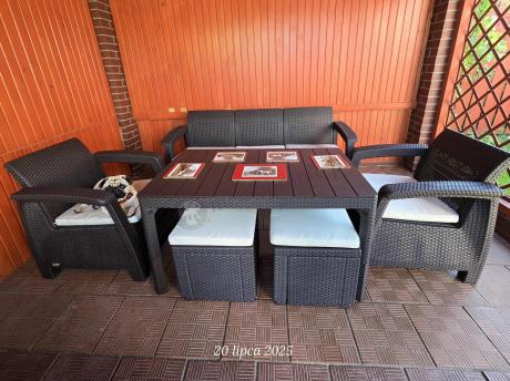 Komplet z podnoszonym stolikiem Corfu Set Lyon Max Brązowy + pufy